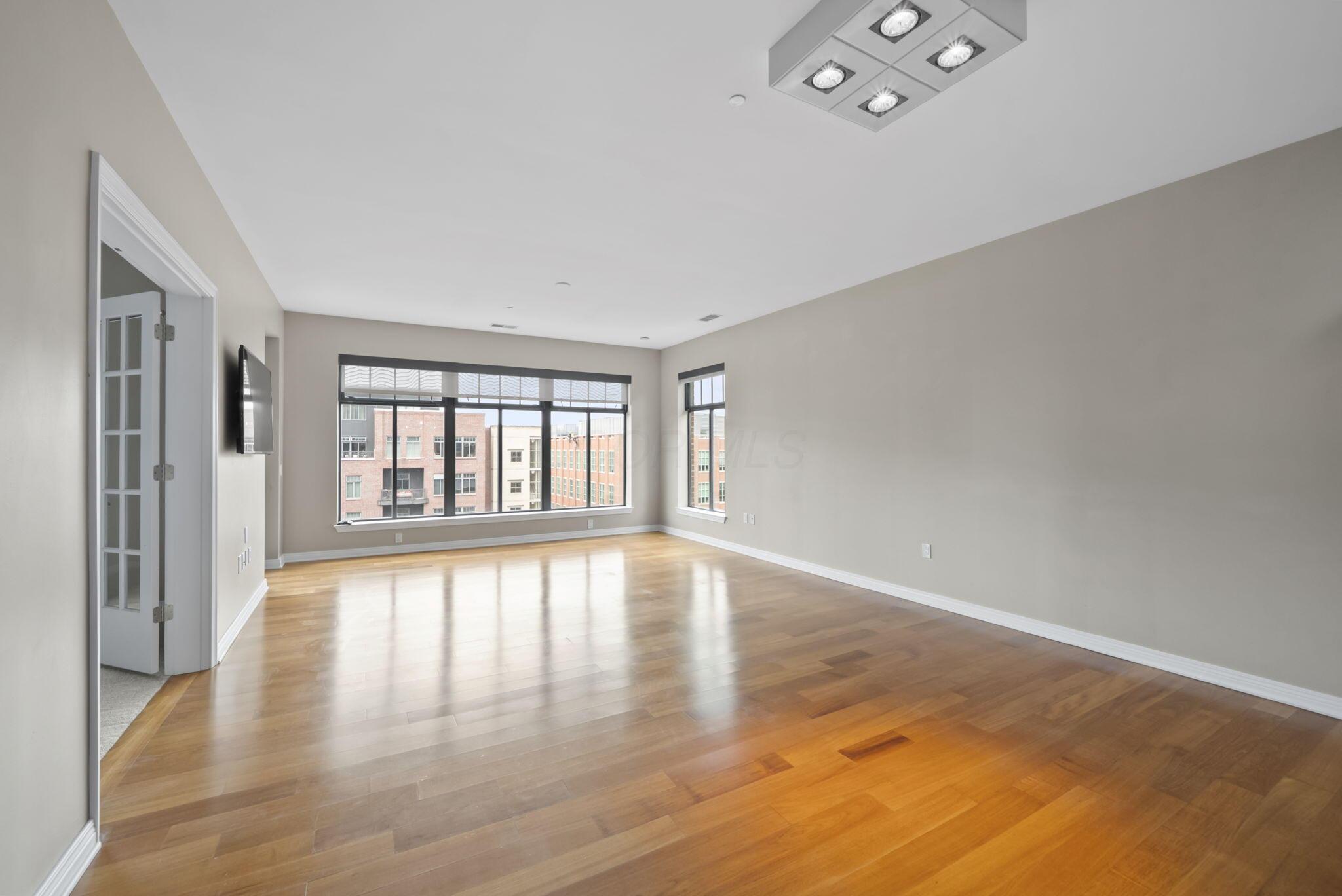 250 Daniel Burnham Square, 710