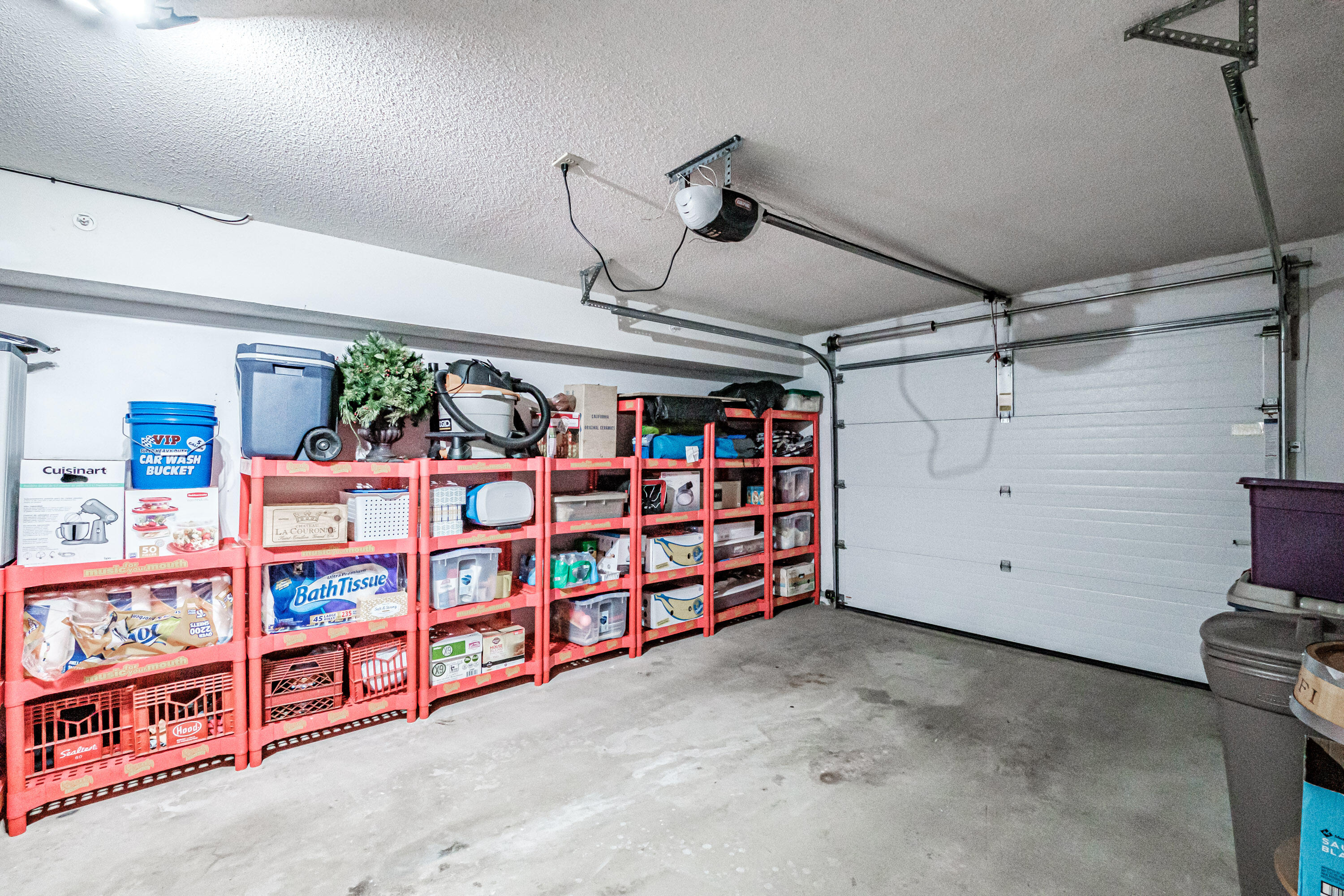 39 Meadowbrook Drive, 2
