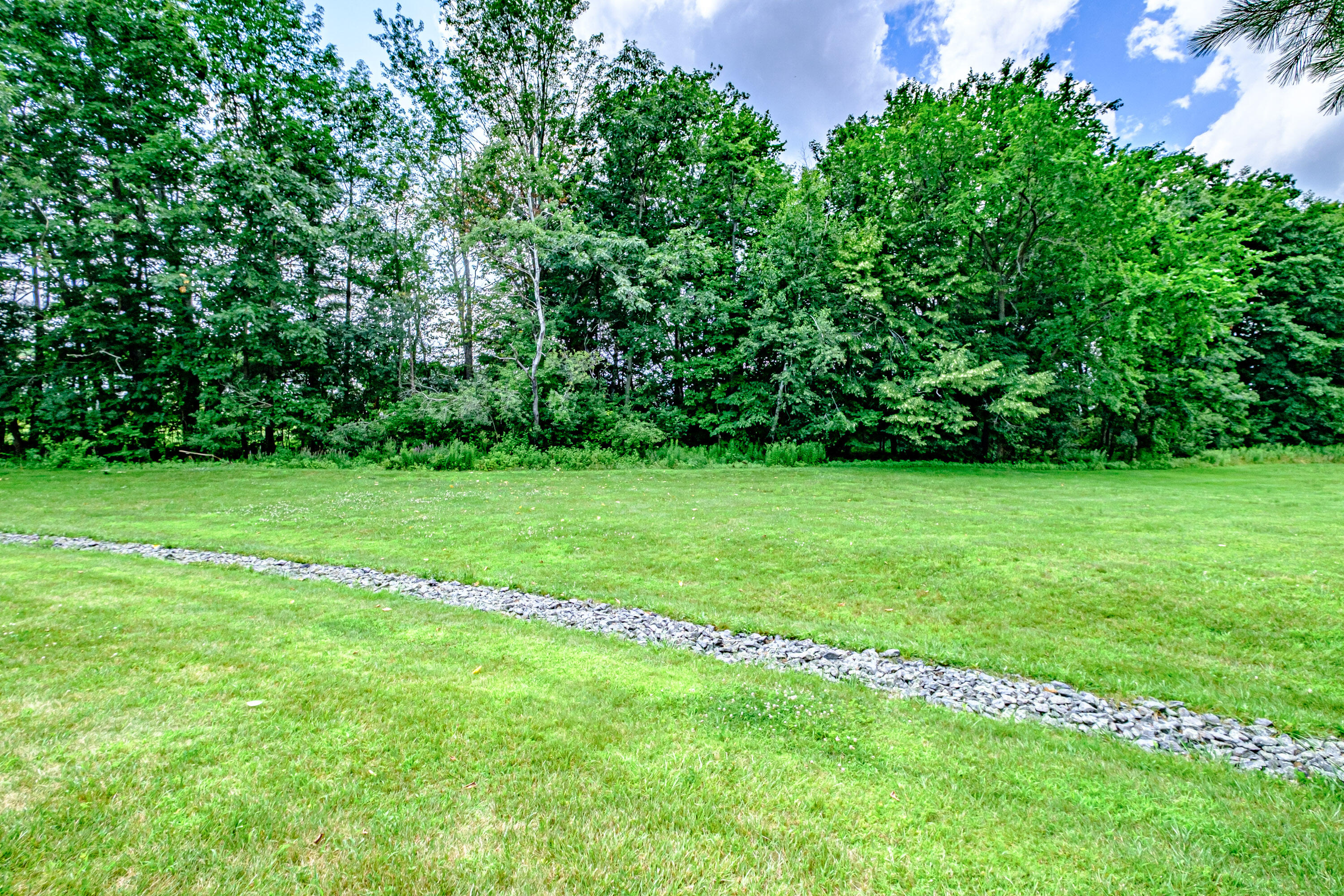 39 Meadowbrook Drive, 2
