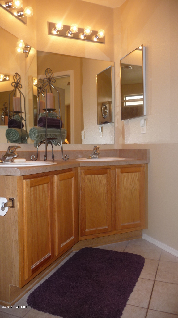 2825 W Simplicity Drive