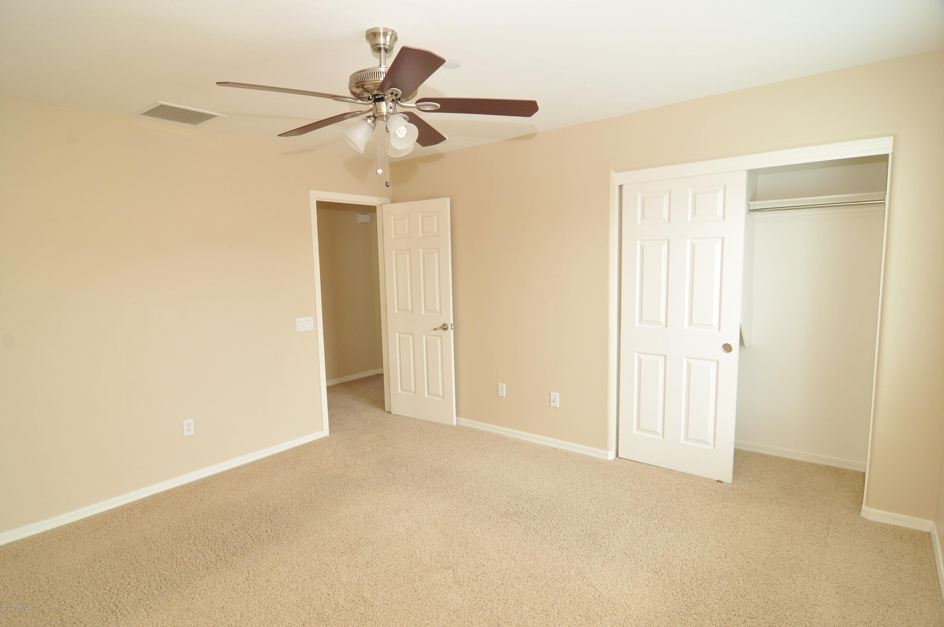 8517 N Crosswater Loop