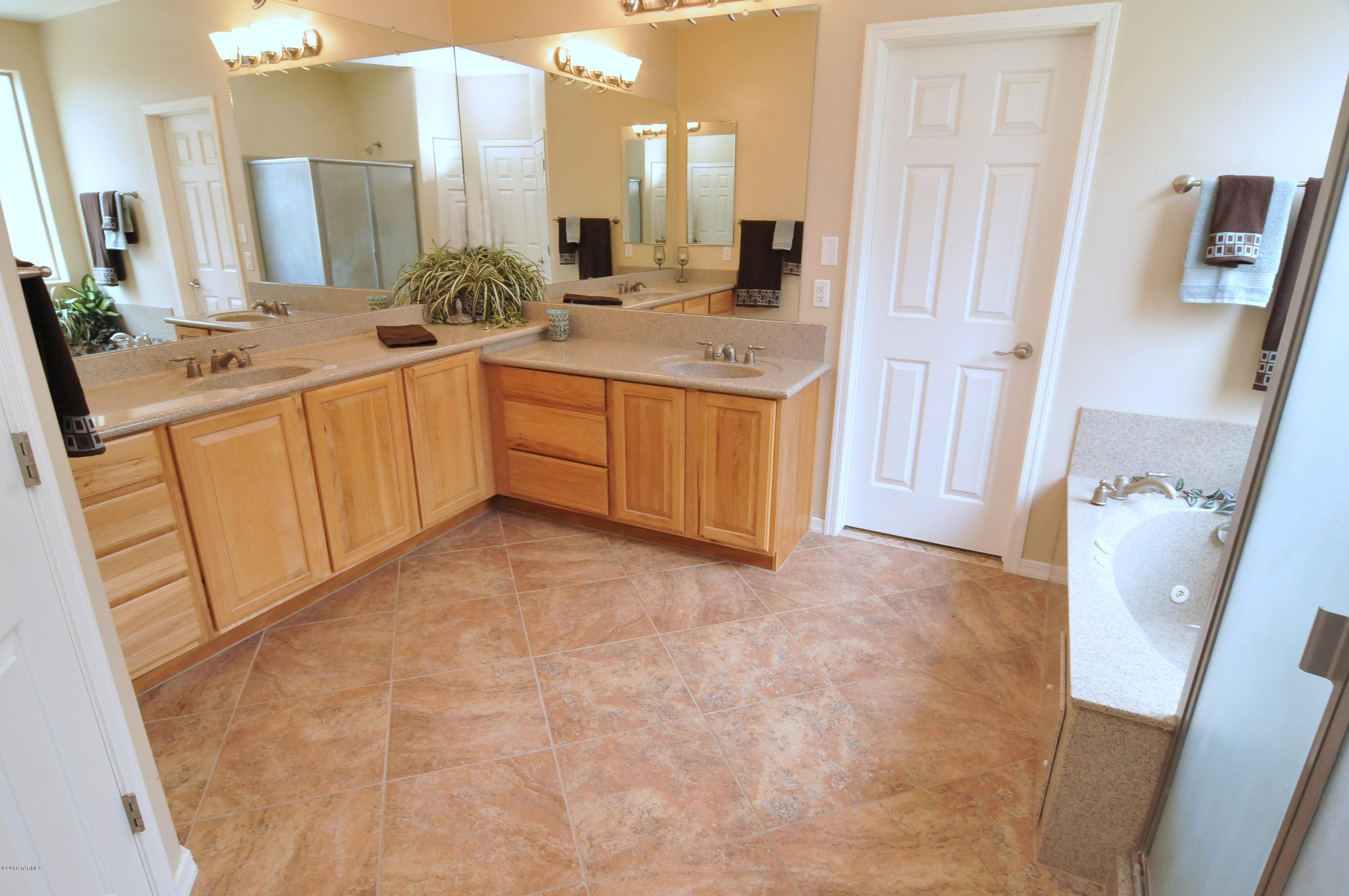 8517 N Crosswater Loop