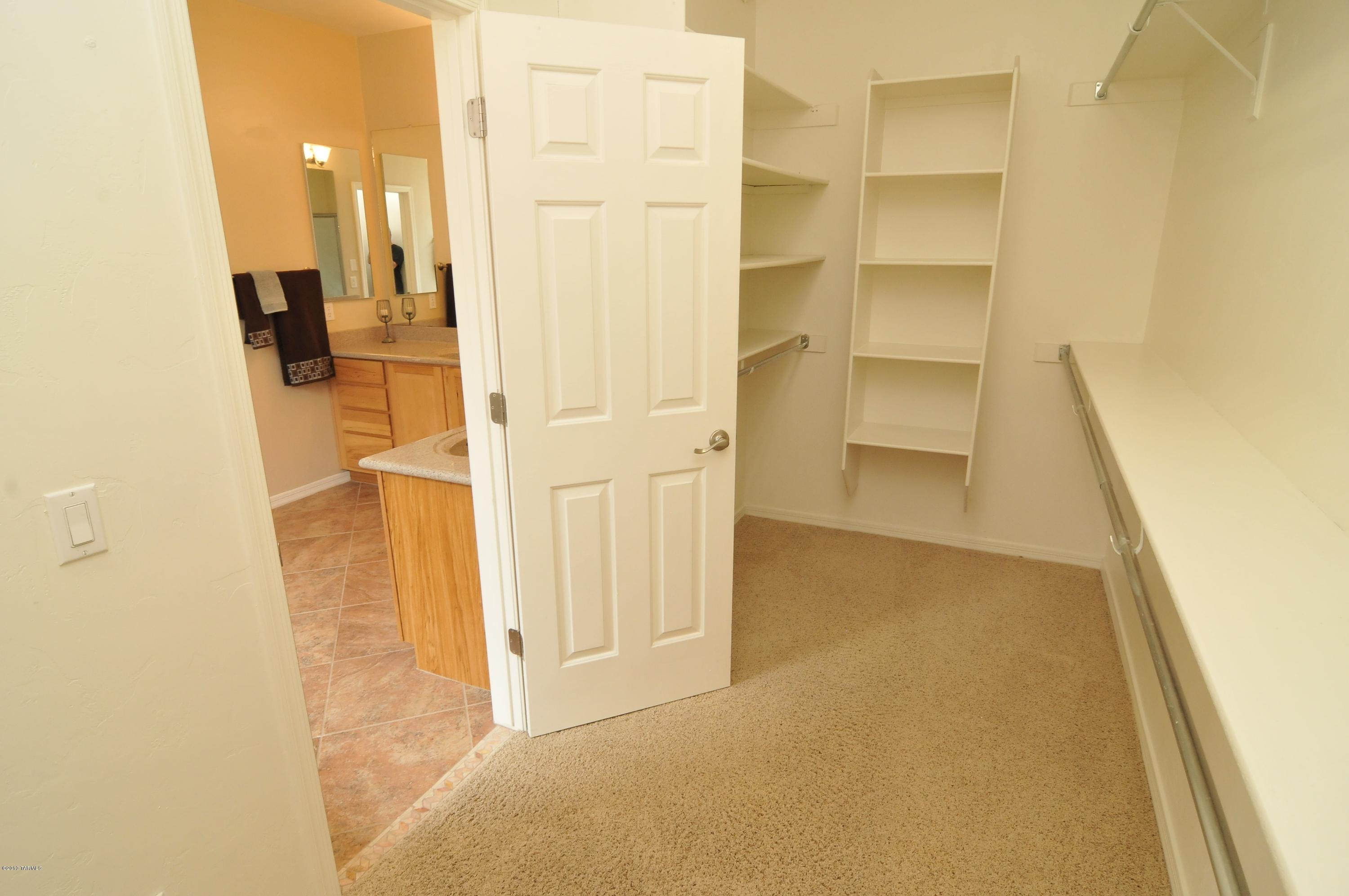 8517 N Crosswater Loop