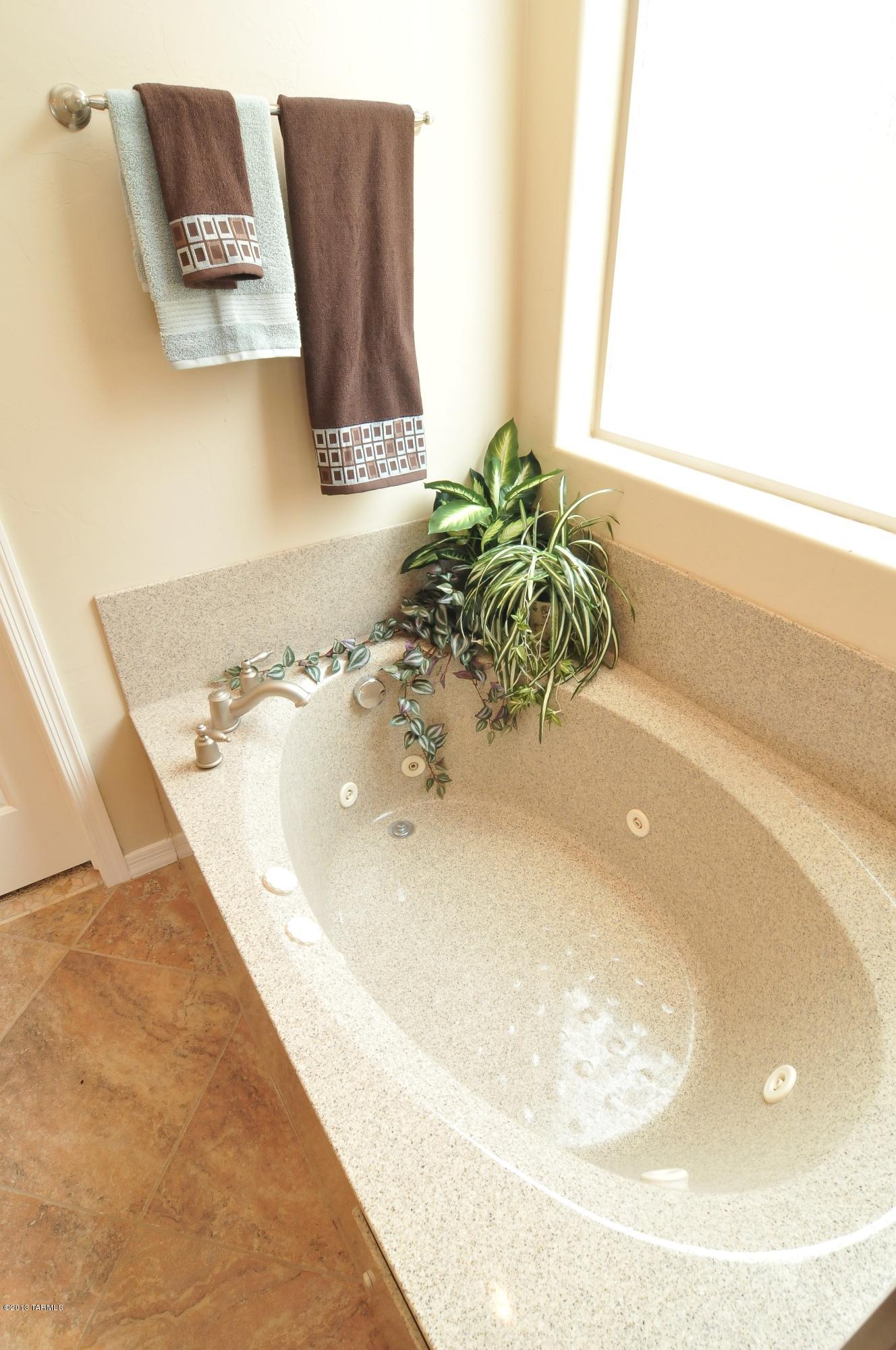 8517 N Crosswater Loop