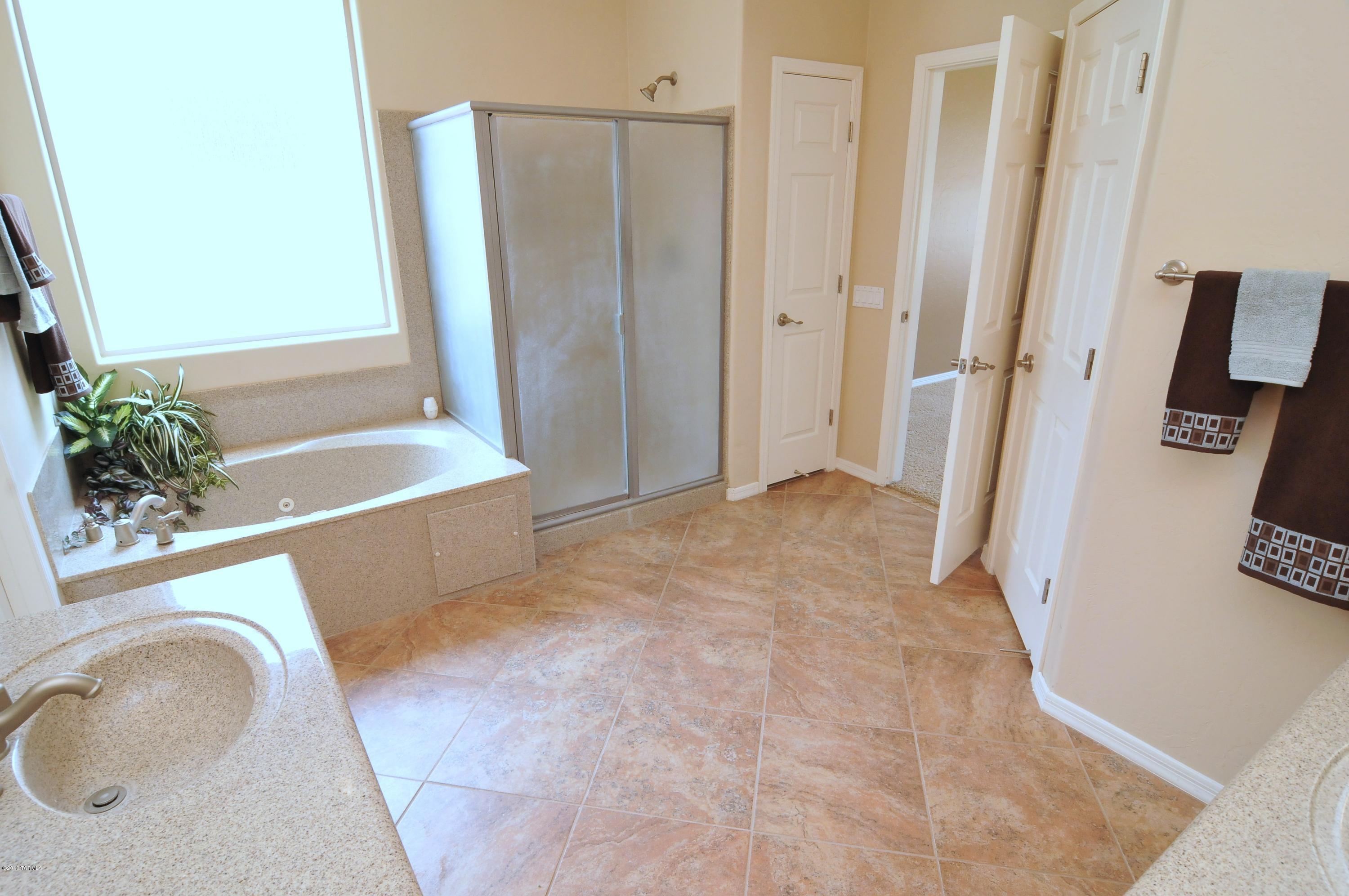 8517 N Crosswater Loop