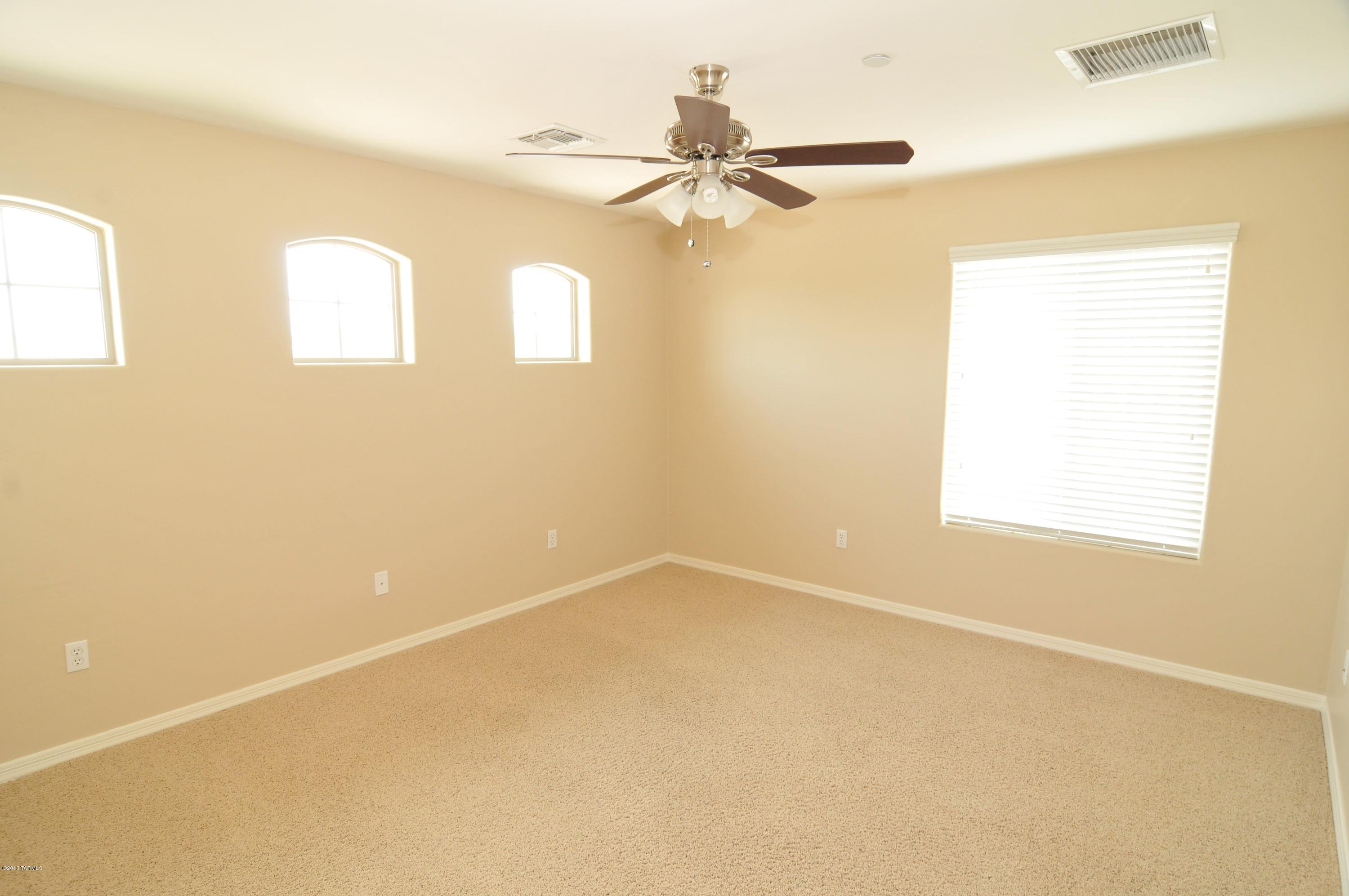 8517 N Crosswater Loop