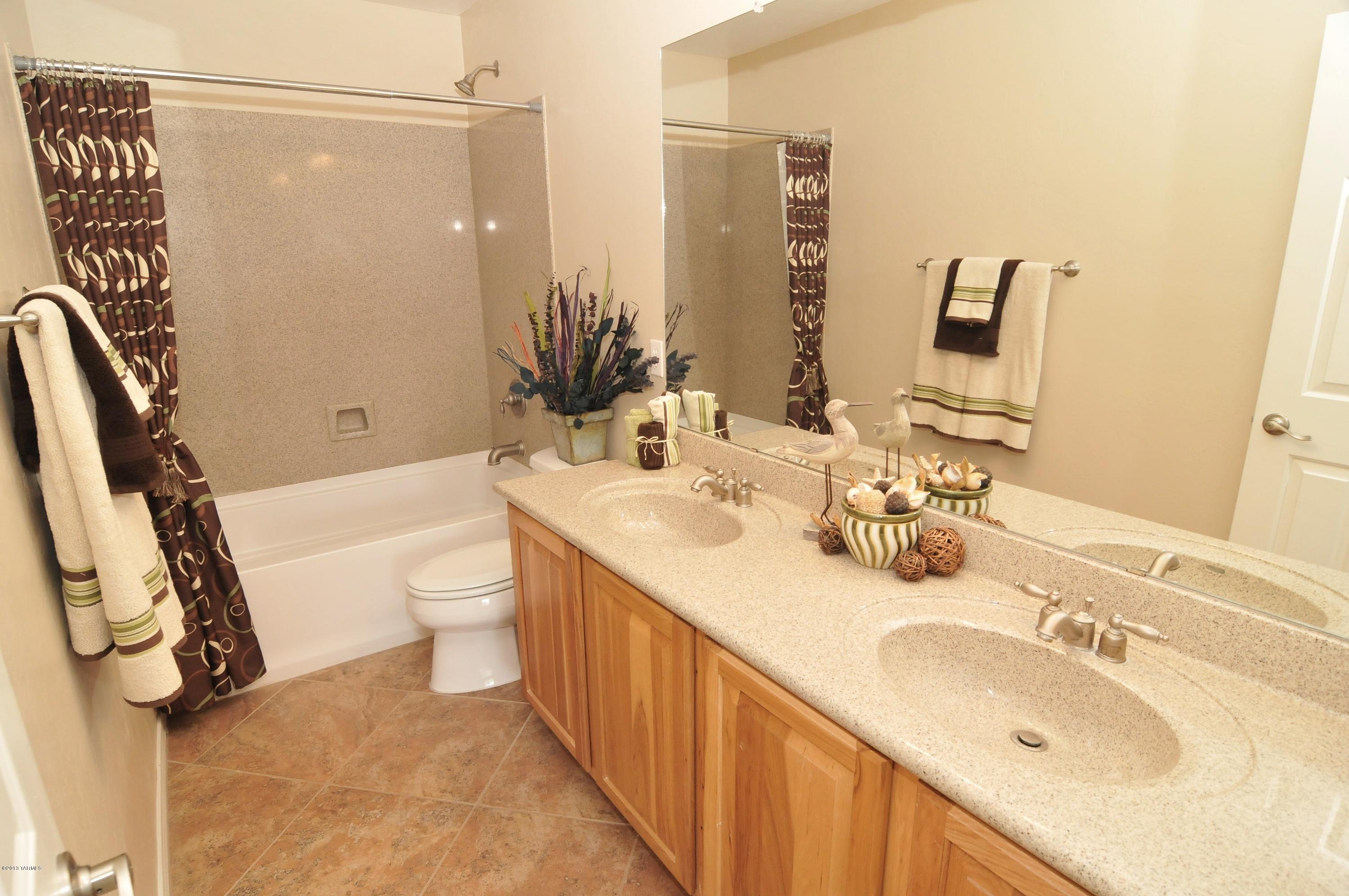 8517 N Crosswater Loop