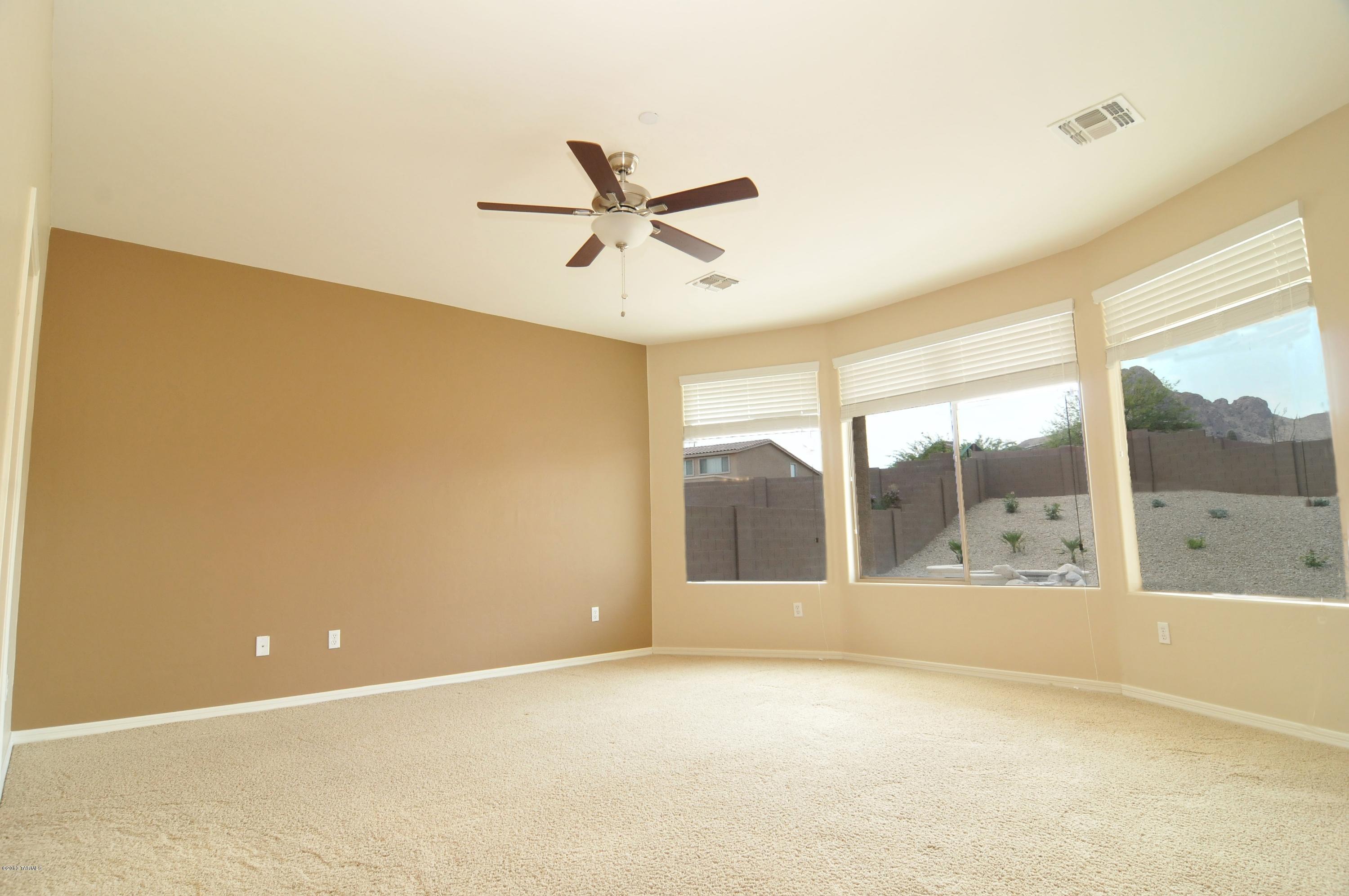 8517 N Crosswater Loop