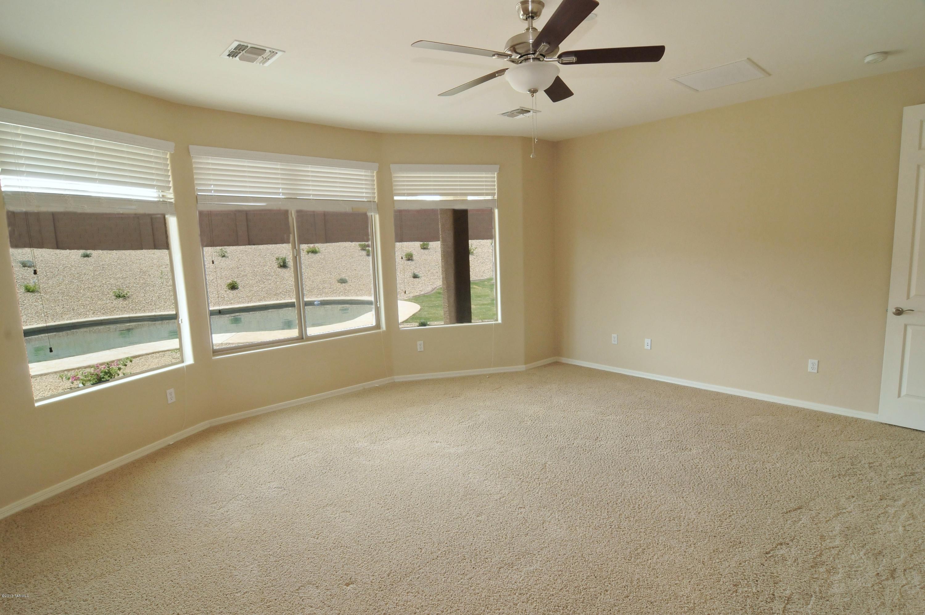 8517 N Crosswater Loop