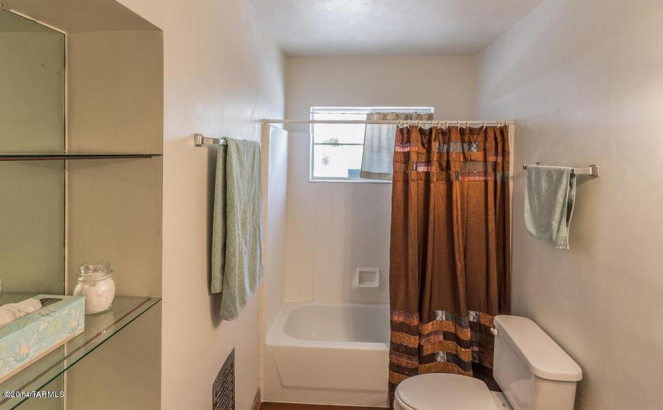 1310 E Lester Street