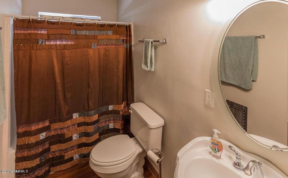 1310 E Lester Street