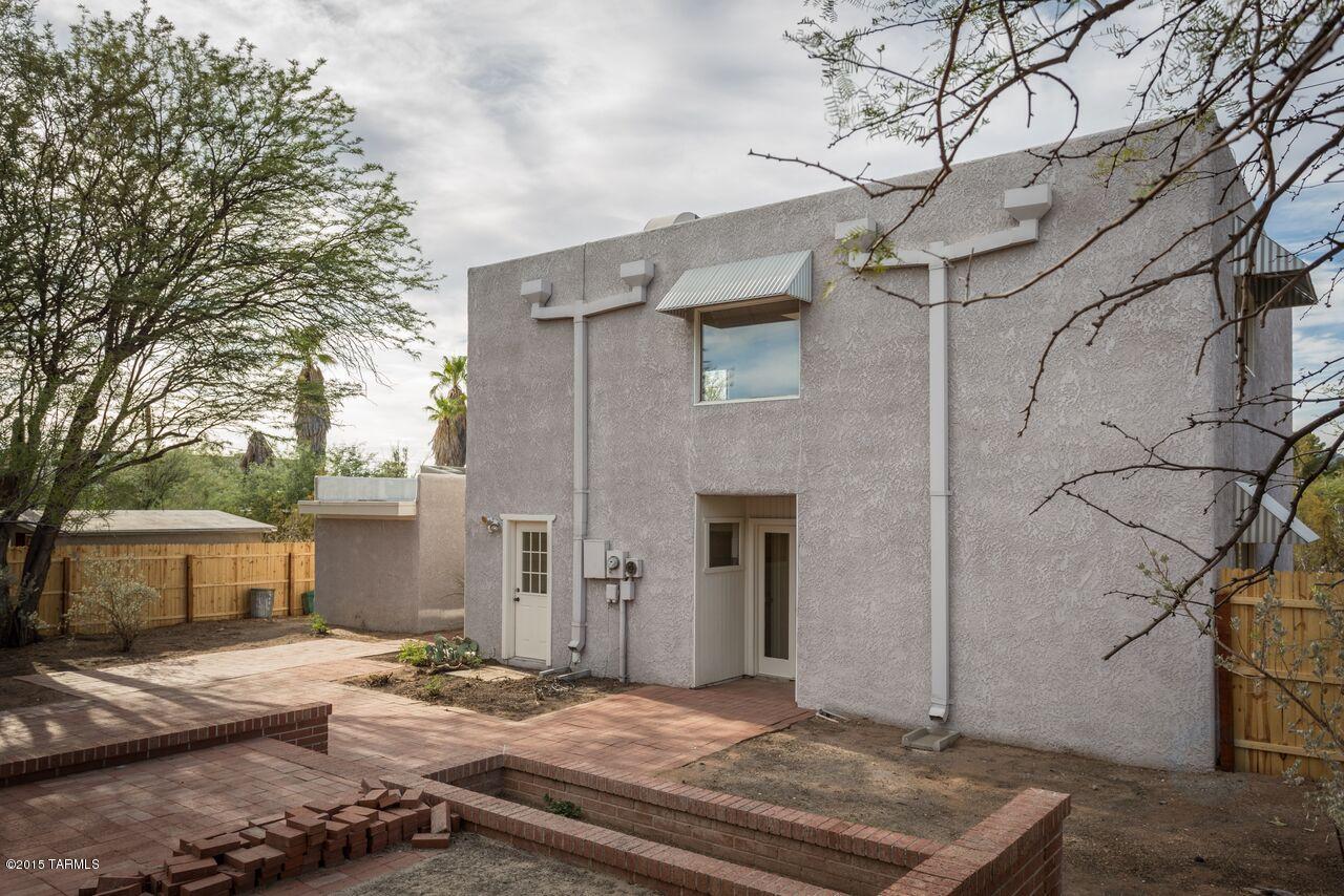 1609 N Bentley Avenue