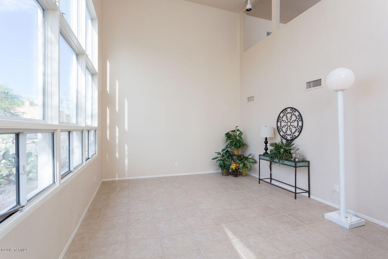 1609 N Bentley Avenue