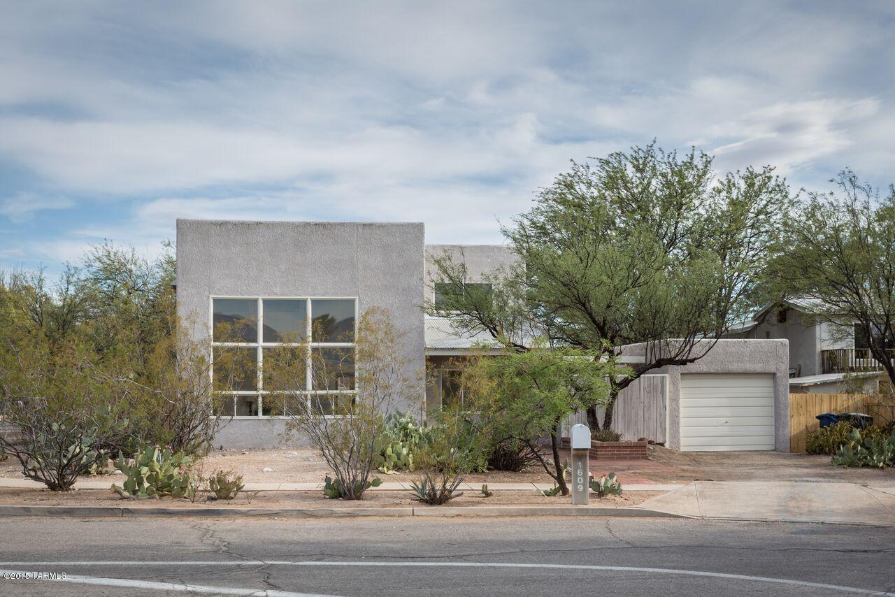 1609 N Bentley Avenue