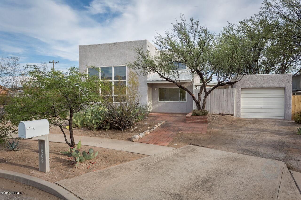 1609 N Bentley Avenue