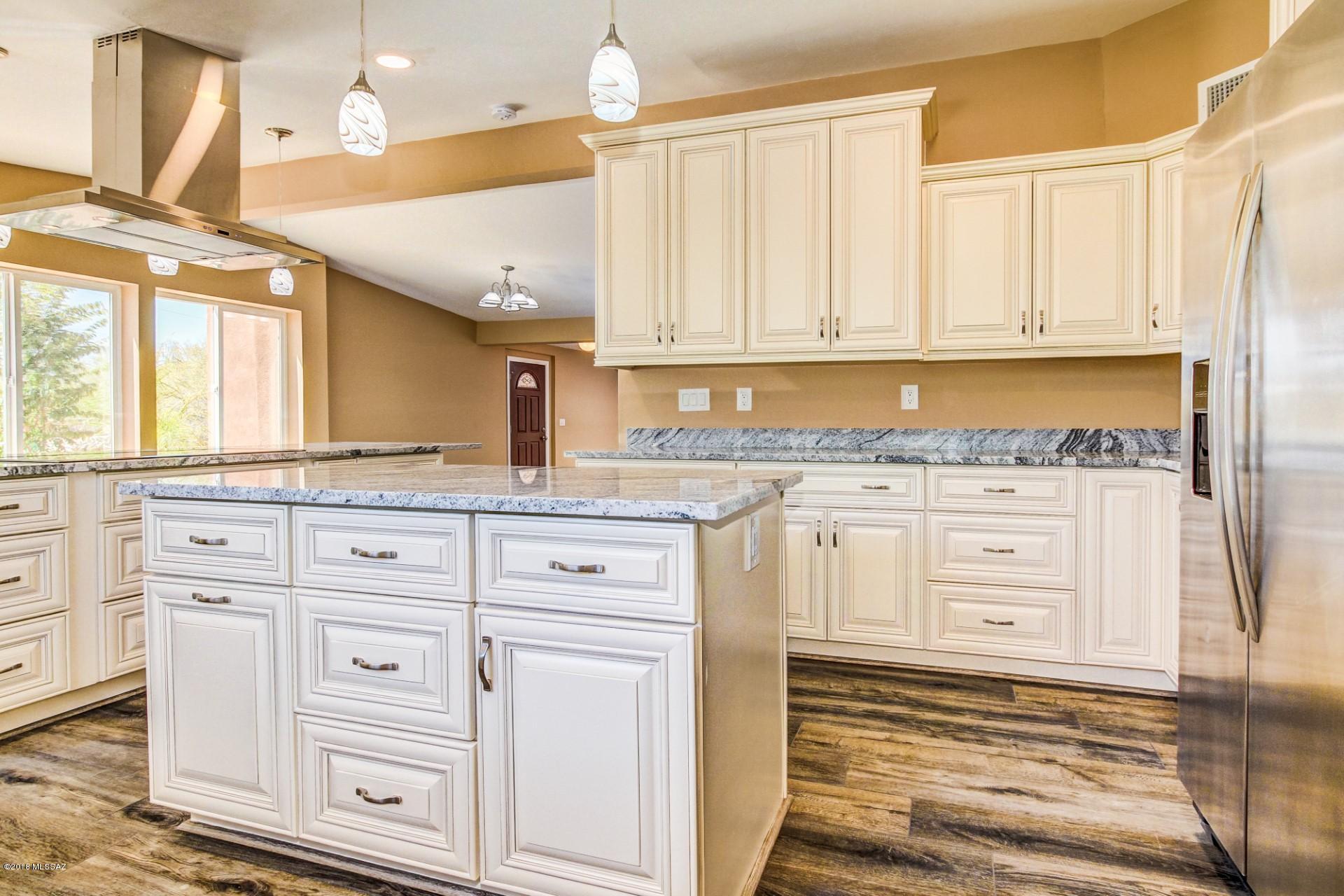 6216 N Placita Pomona