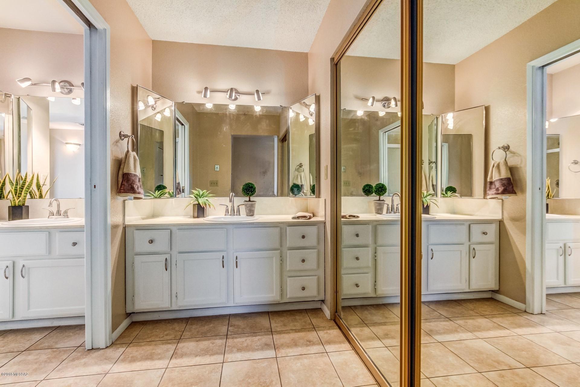 3916 N Paseo De Las Canchas