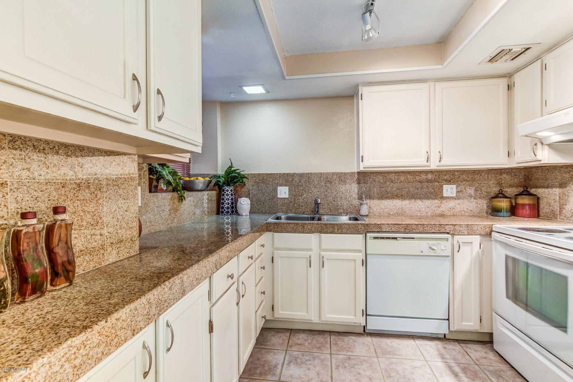 3916 N Paseo De Las Canchas