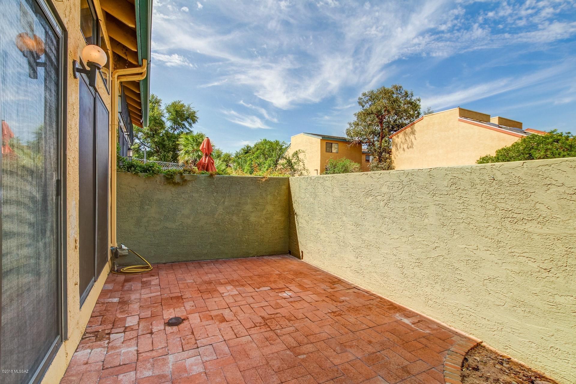 3916 N Paseo De Las Canchas