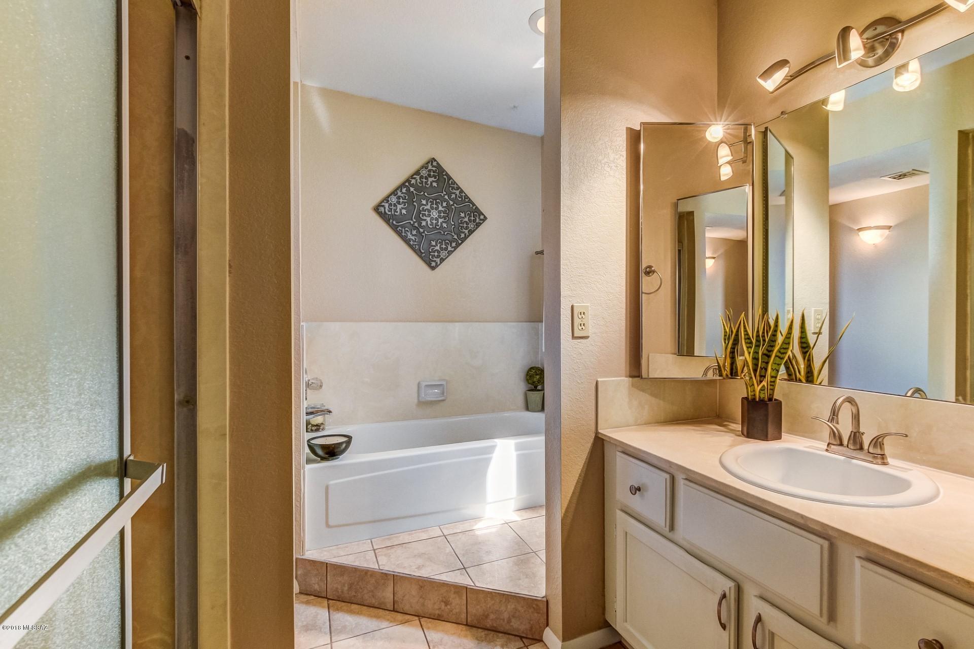 3916 N Paseo De Las Canchas