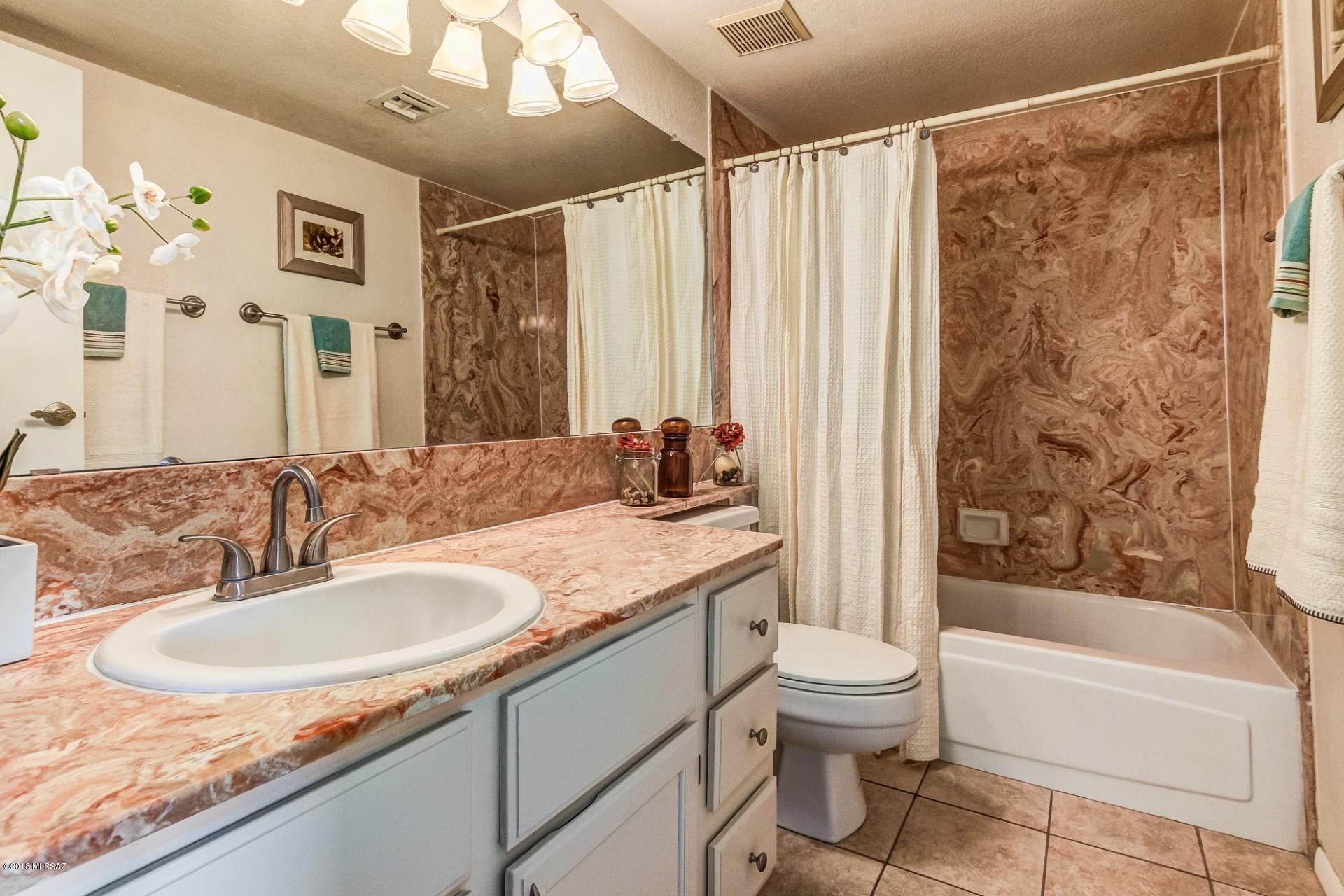 3916 N Paseo De Las Canchas