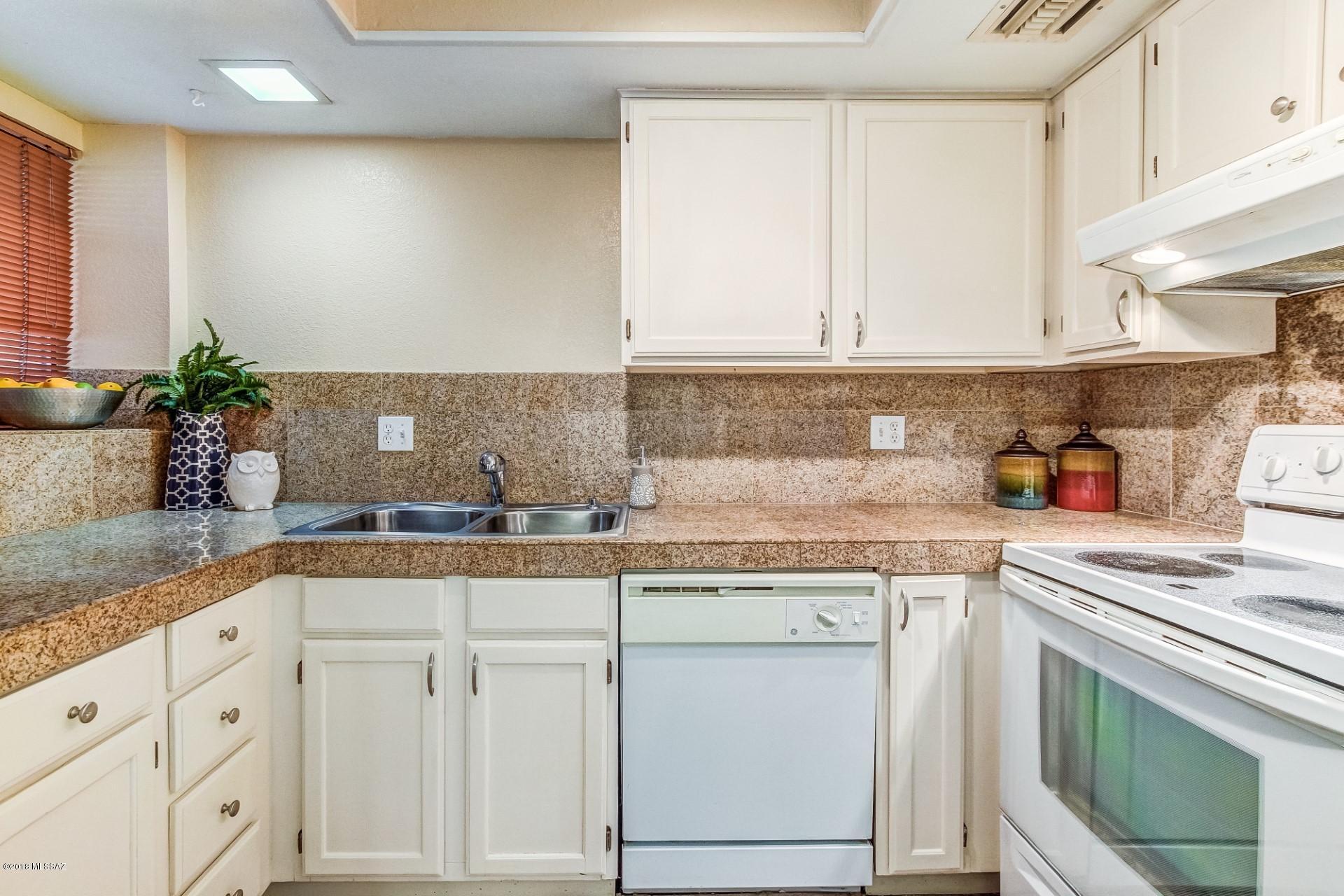 3916 N Paseo De Las Canchas