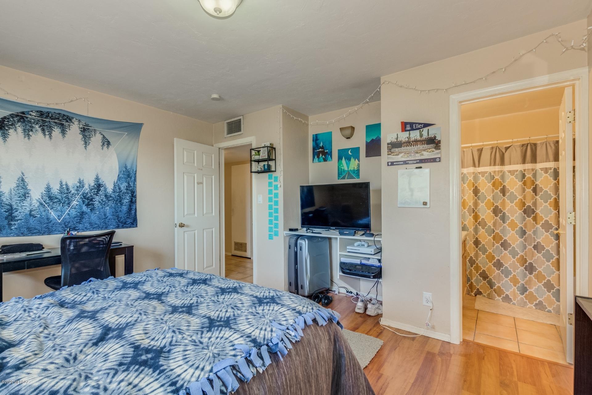 1034 E hampton Street