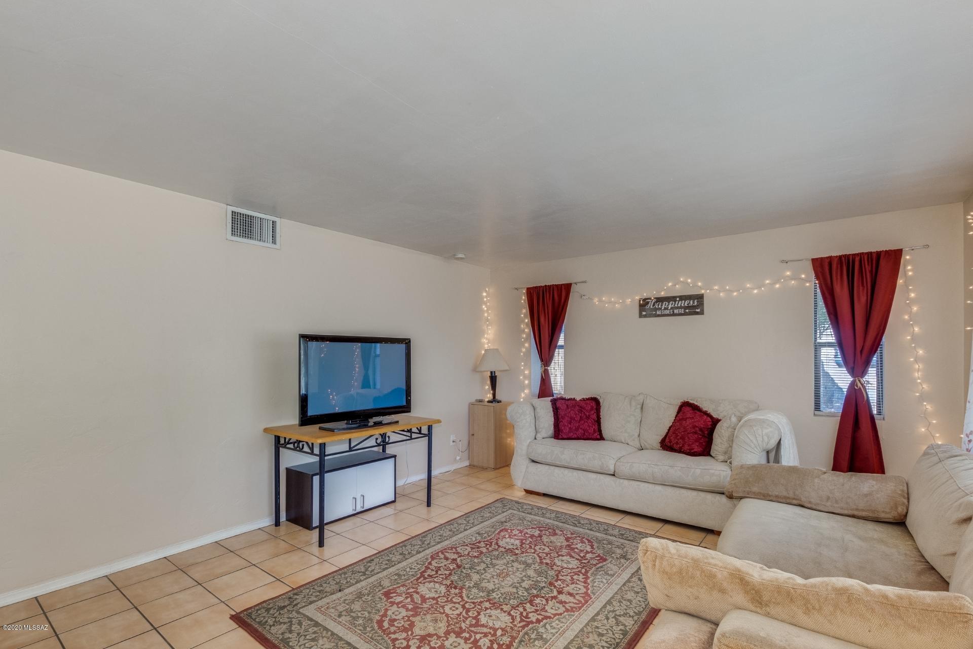 1034 E hampton Street