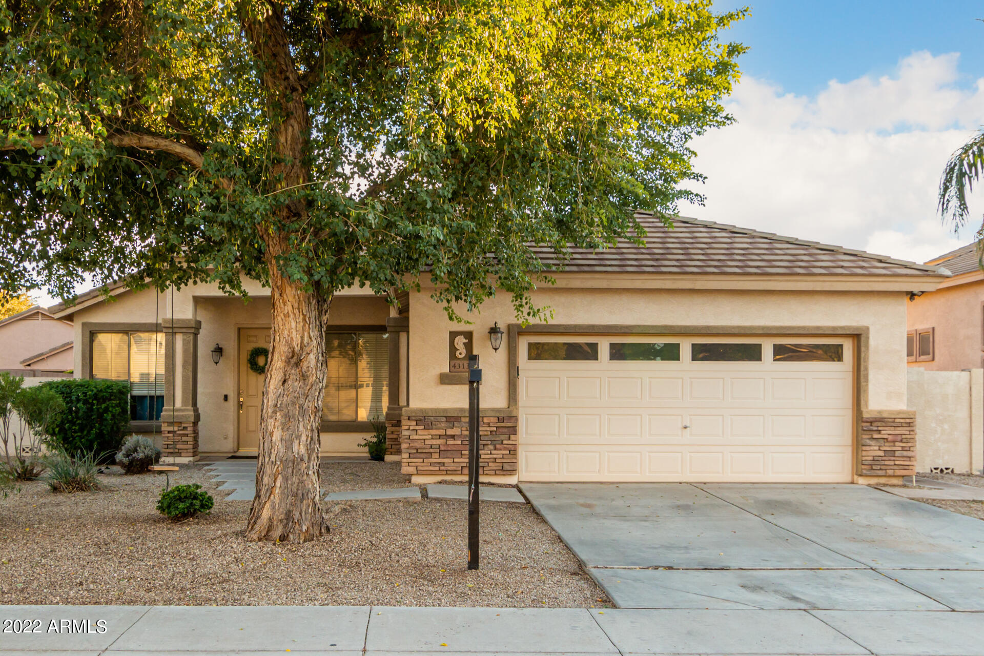 4313 E IVANHOE Street