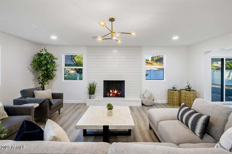 1715 W LAWRENCE Lane