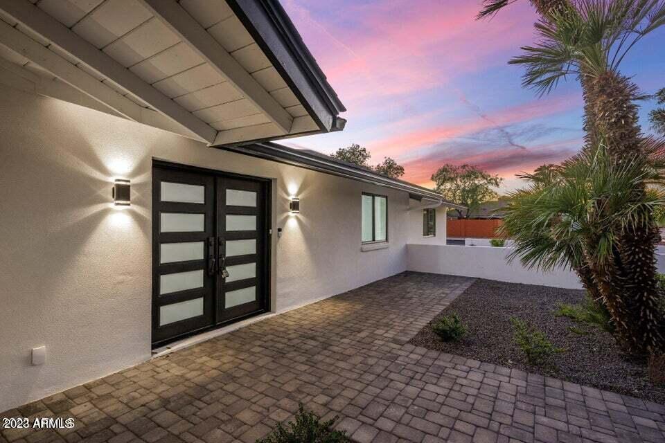 1715 W LAWRENCE Lane