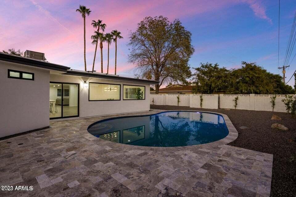 1715 W LAWRENCE Lane