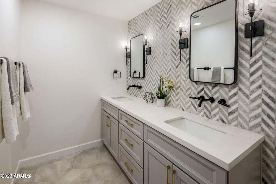 1715 W LAWRENCE Lane