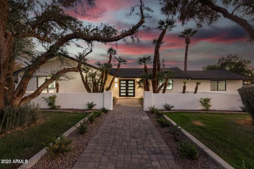 1715 W LAWRENCE Lane