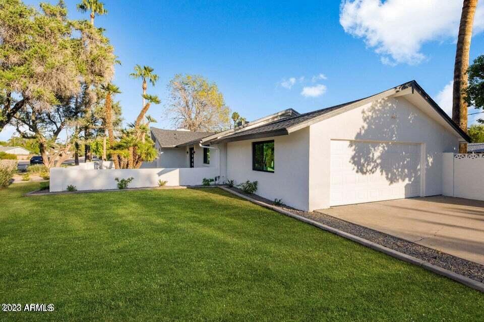 1715 W LAWRENCE Lane