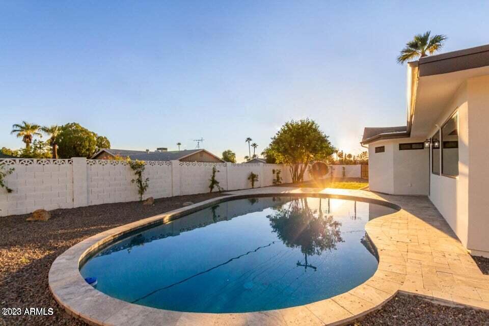 1715 W LAWRENCE Lane