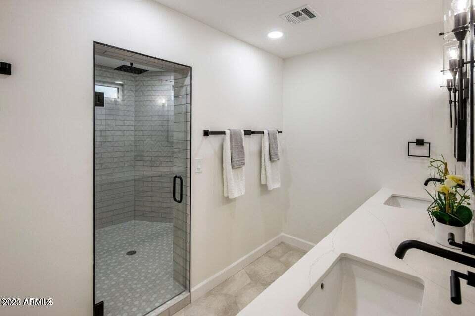 1715 W LAWRENCE Lane