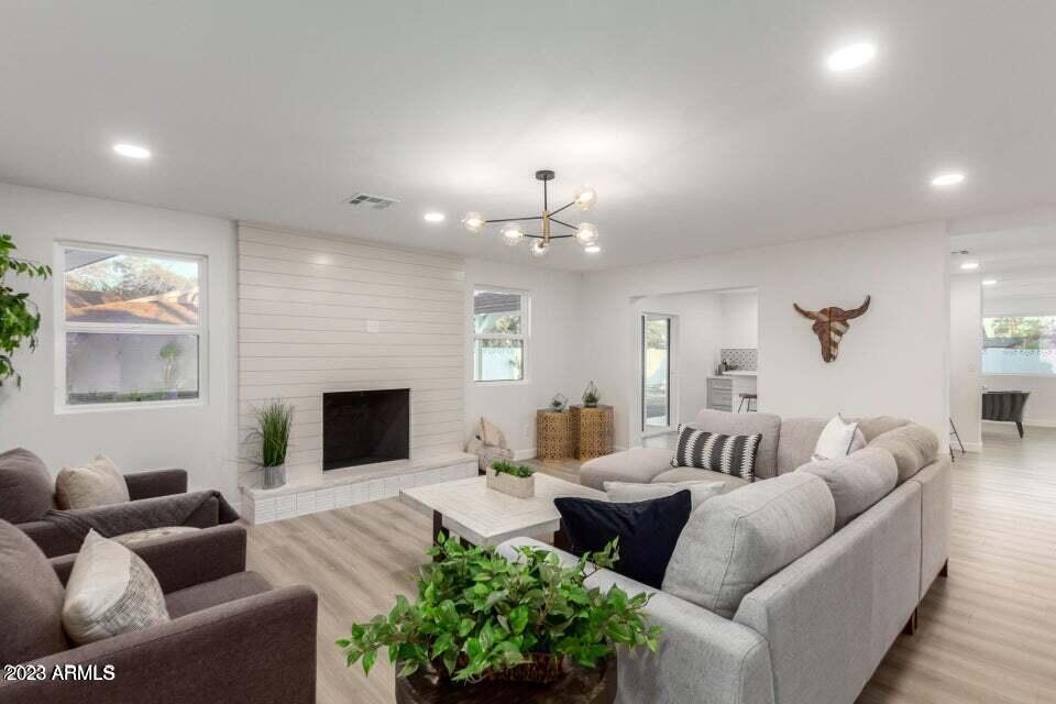 1715 W LAWRENCE Lane