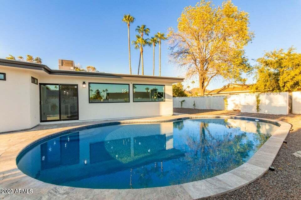 1715 W LAWRENCE Lane