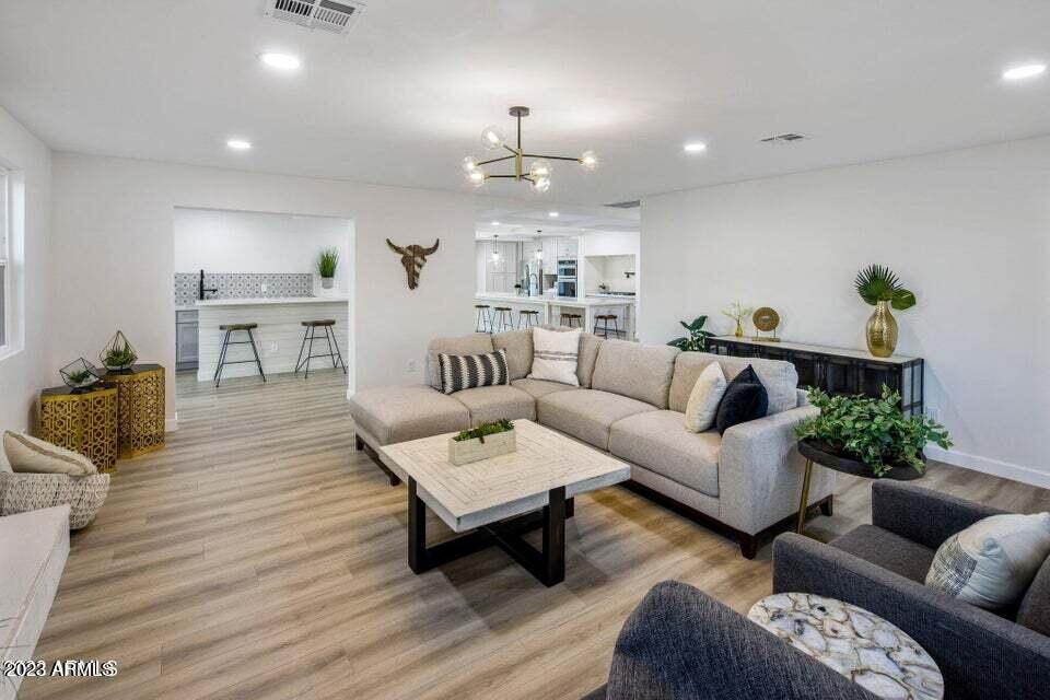 1715 W LAWRENCE Lane