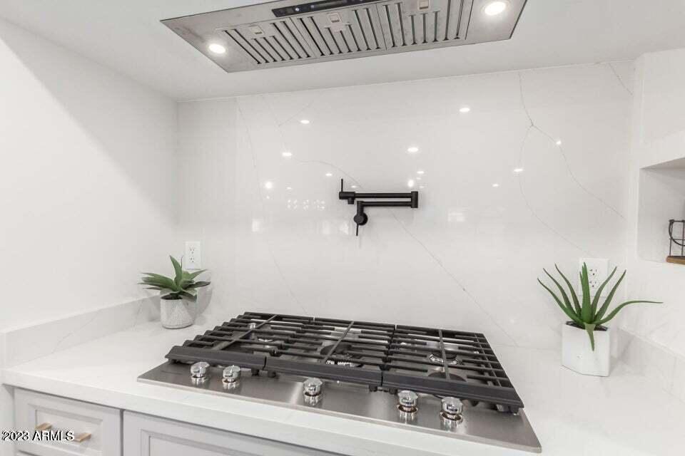 1715 W LAWRENCE Lane