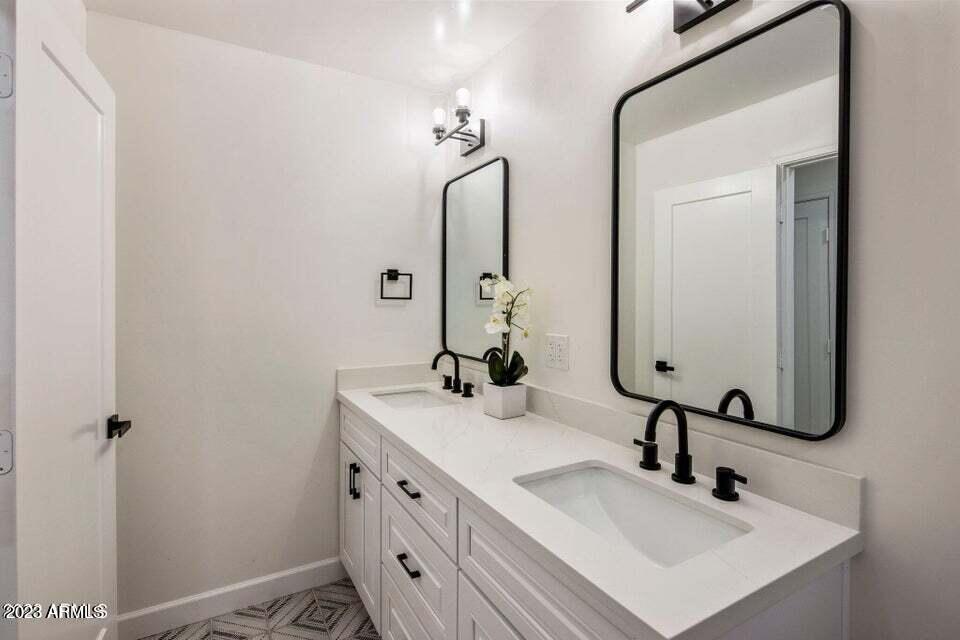 1715 W LAWRENCE Lane