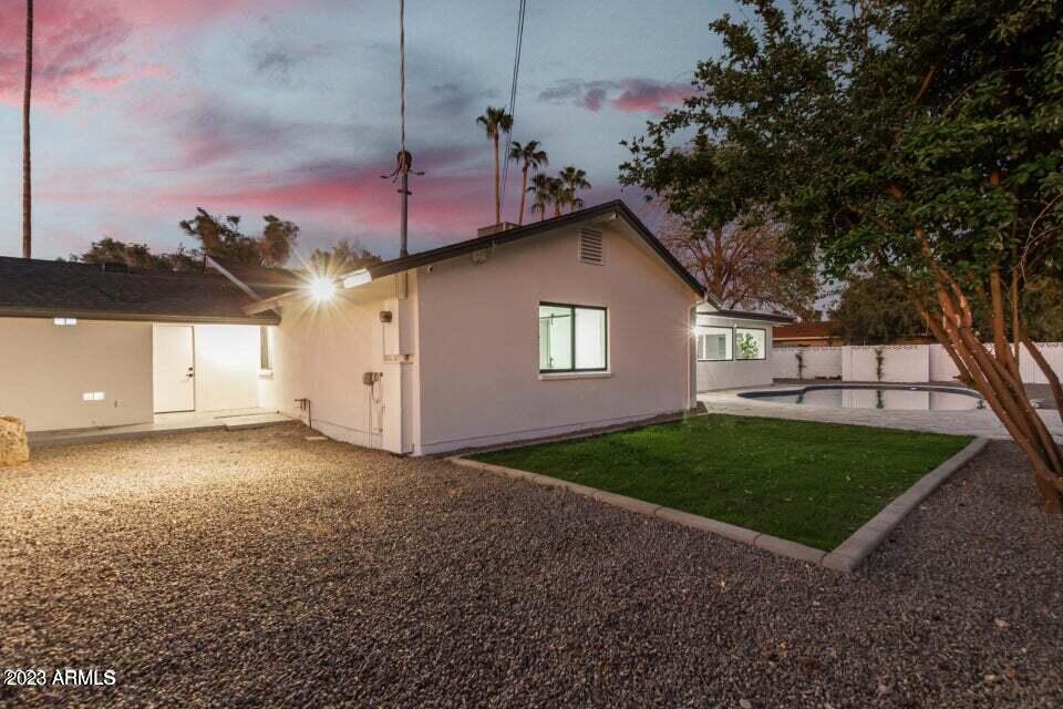 1715 W LAWRENCE Lane