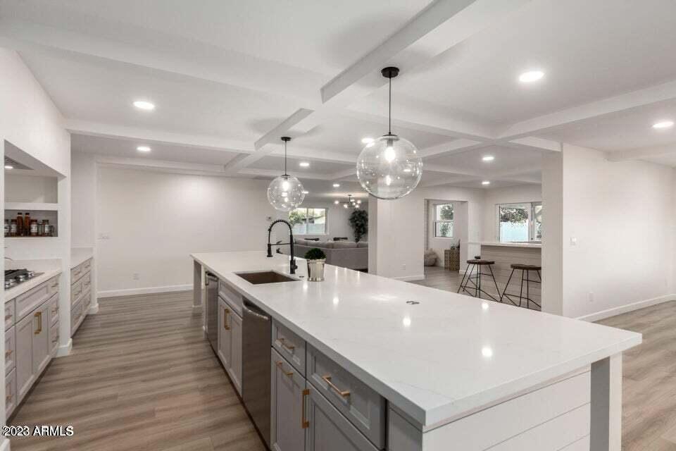 1715 W LAWRENCE Lane