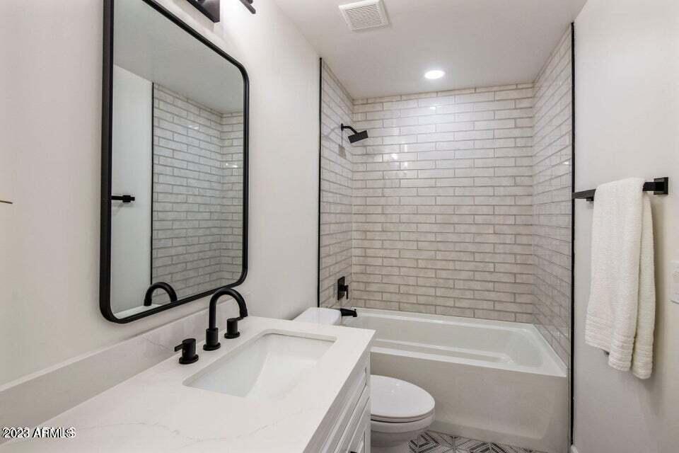 1715 W LAWRENCE Lane