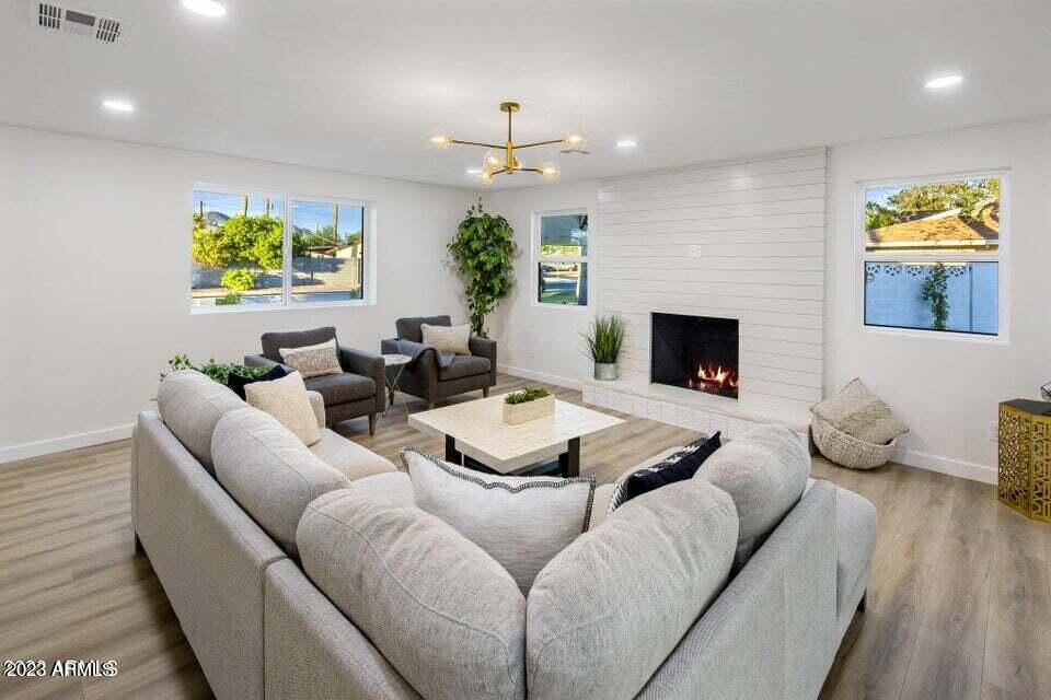 1715 W LAWRENCE Lane