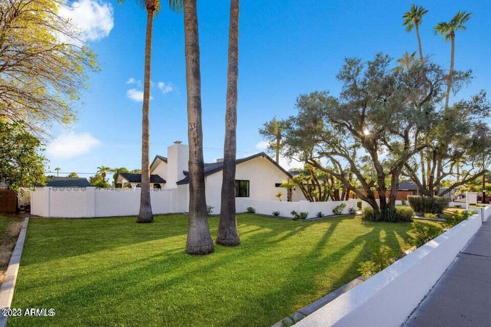 1715 W LAWRENCE Lane