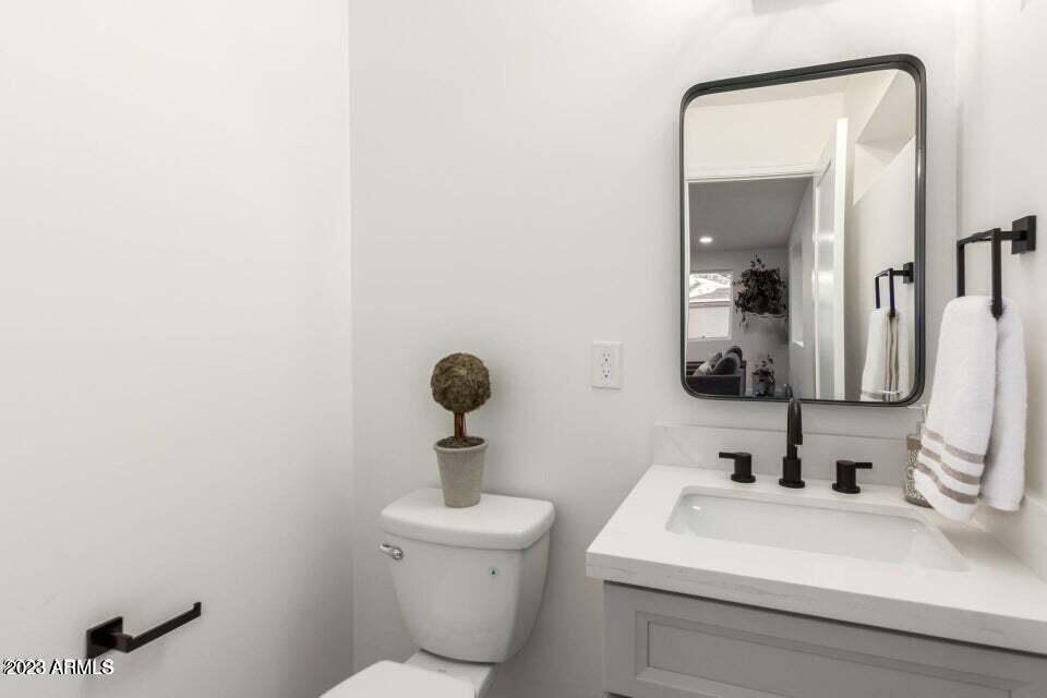 1715 W LAWRENCE Lane