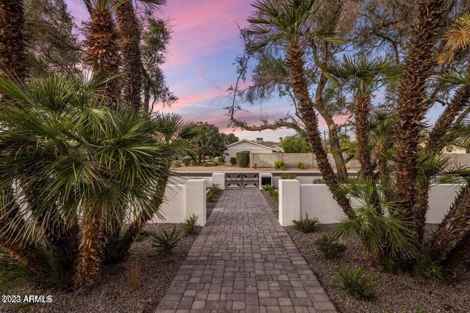 1715 W LAWRENCE Lane