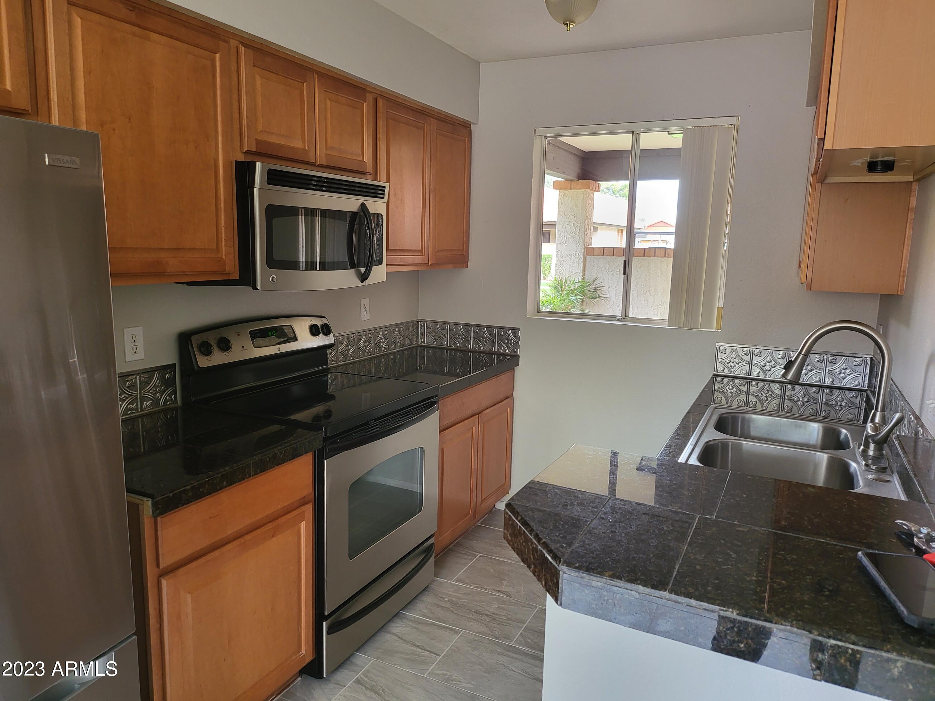 25 N Cottonwood Street, 41